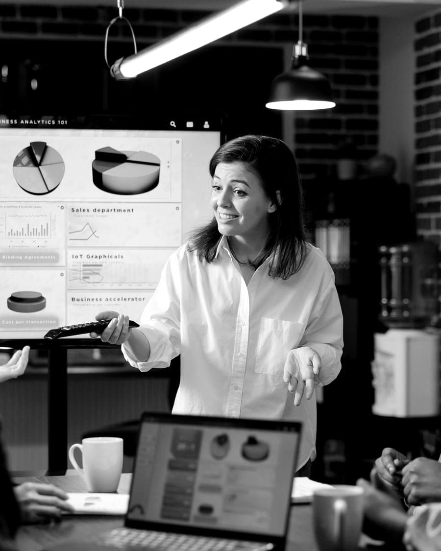 Equipo de BOLD Agency revisando resultados de una campaña, blanco y negro